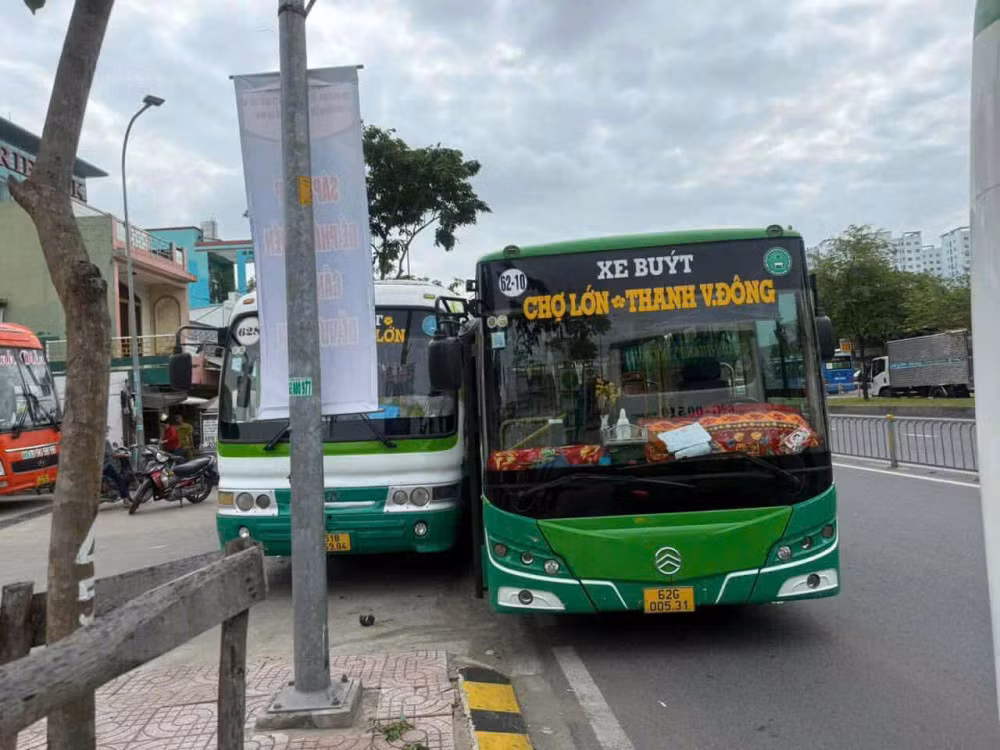 Xác minh, xử lý tài xế 2 xe buýt tranh giành khách ép nhau lao lên vỉa hè trên quốc lộ 1 -0