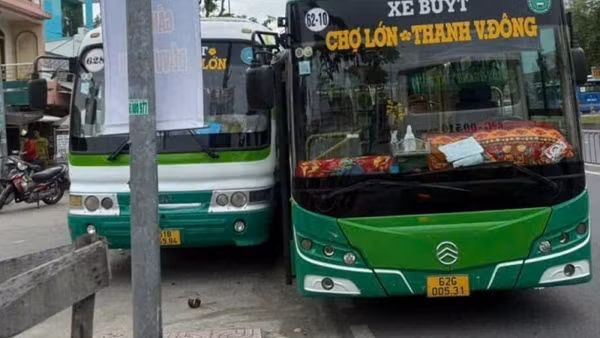 Tài xế 2 xe buýt giành khách, rượt đuổi ép xe lên vỉa hè Quốc lộ 1