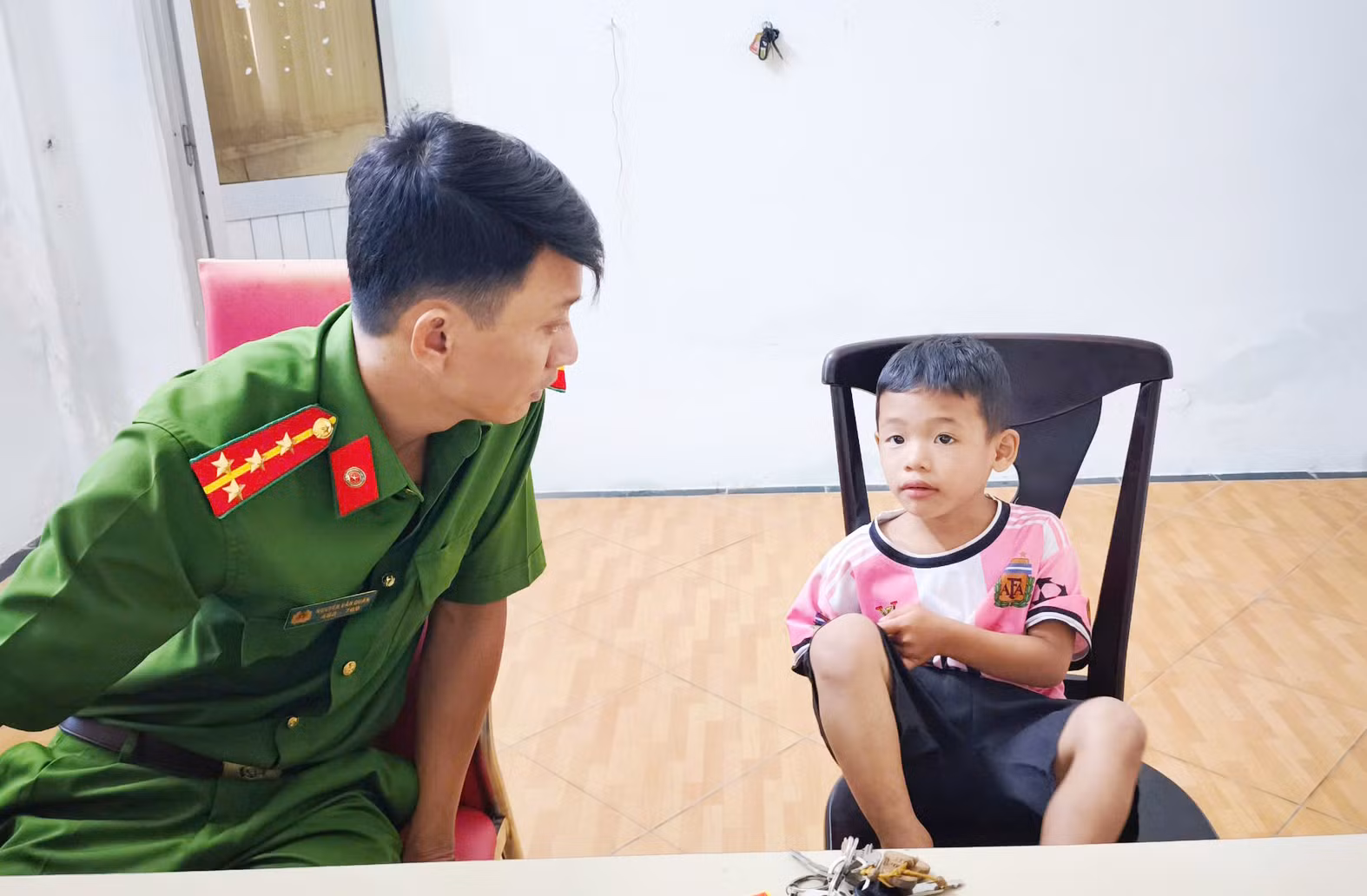 Công an phường Sóc Trăng bàn giao cháu bé đi lạc cho gia đình -0