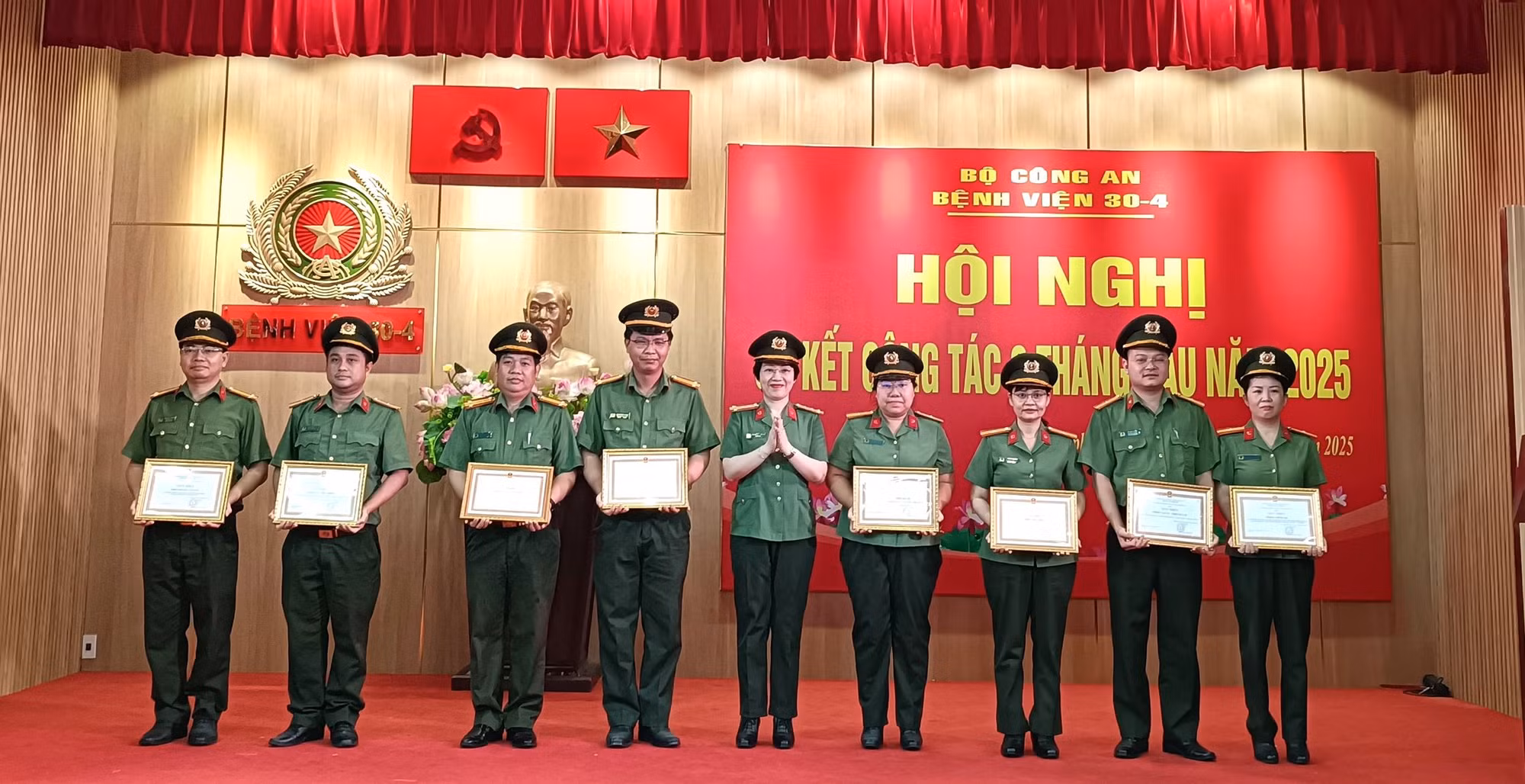 Khen thưởng hơn 130 tập thể, cá nhân y, bác sĩ và CBCS xuất sắc trong công tác y tế -0