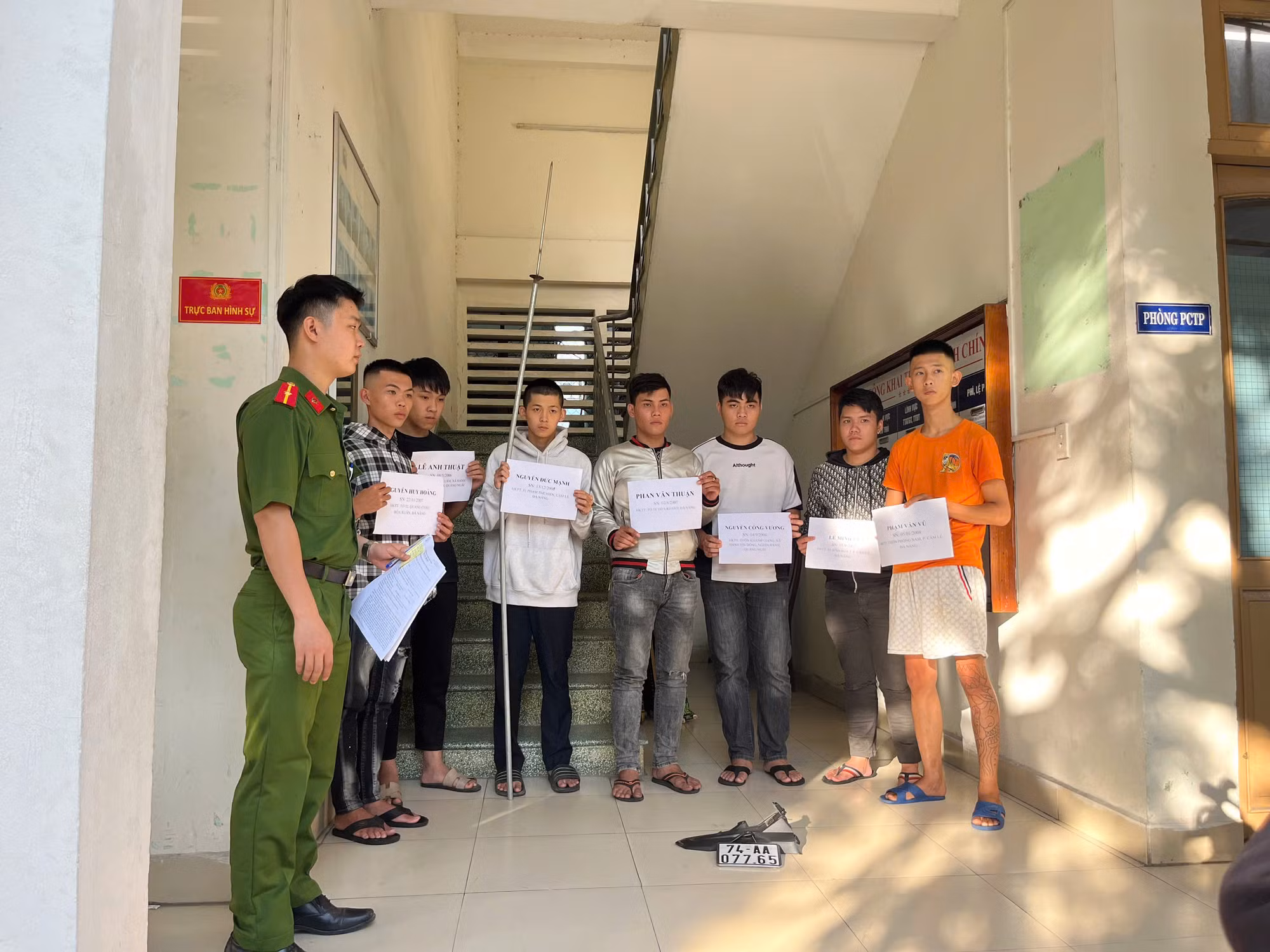 Truy xét nhanh nhóm thanh thiếu niên mang hung khí hành hung người đi đường -0