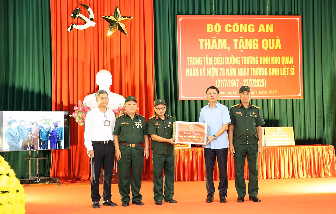 Bộ Công an thăm, tặng quà Trung tâm điều dưỡng thương binh Nho Quan -0