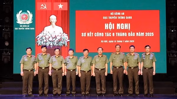 Nhiều phóng viên của Cục Truyền thông CAND lăn xả hiện trường, không kể hiểm nguy
