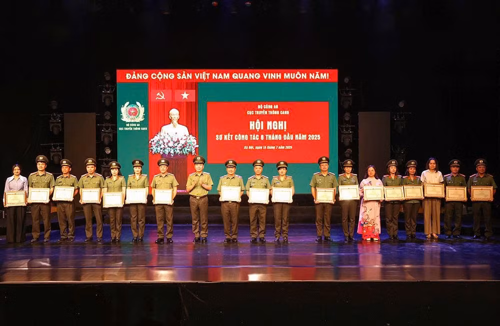 Nhiều phóng viên của Cục Truyền thông CAND lăn xả hiện trường đưa tin kịp thời, không kể hiểm nguy -0