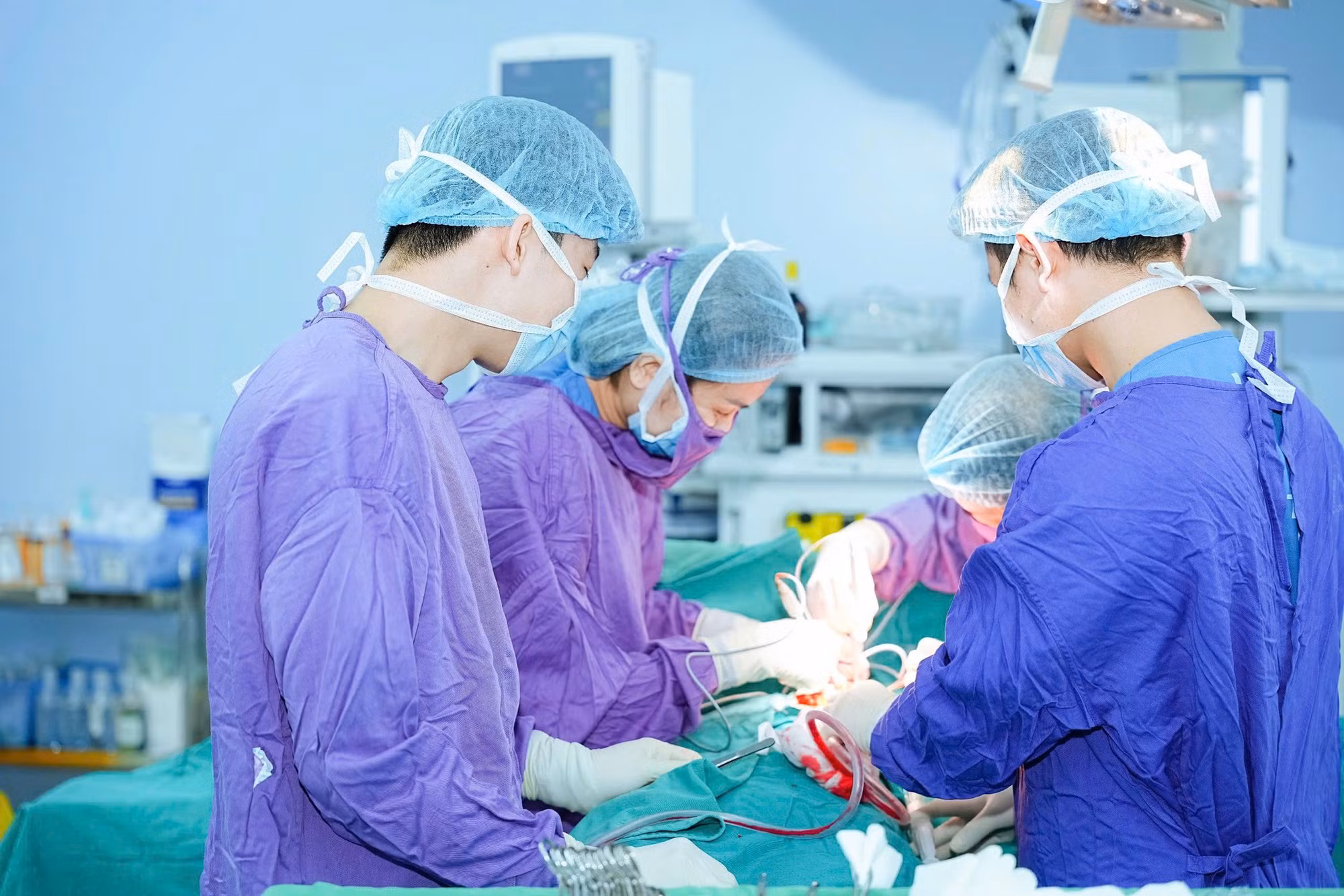 Các bác sĩ đang phẫu thuật cắt bỏ khối u khổng lồ cho bệnh nhân.