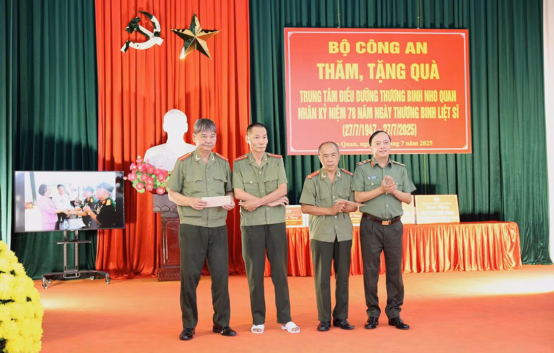 Bộ Công an thăm, tặng quà Trung tâm điều dưỡng thương binh Nho Quan -0
