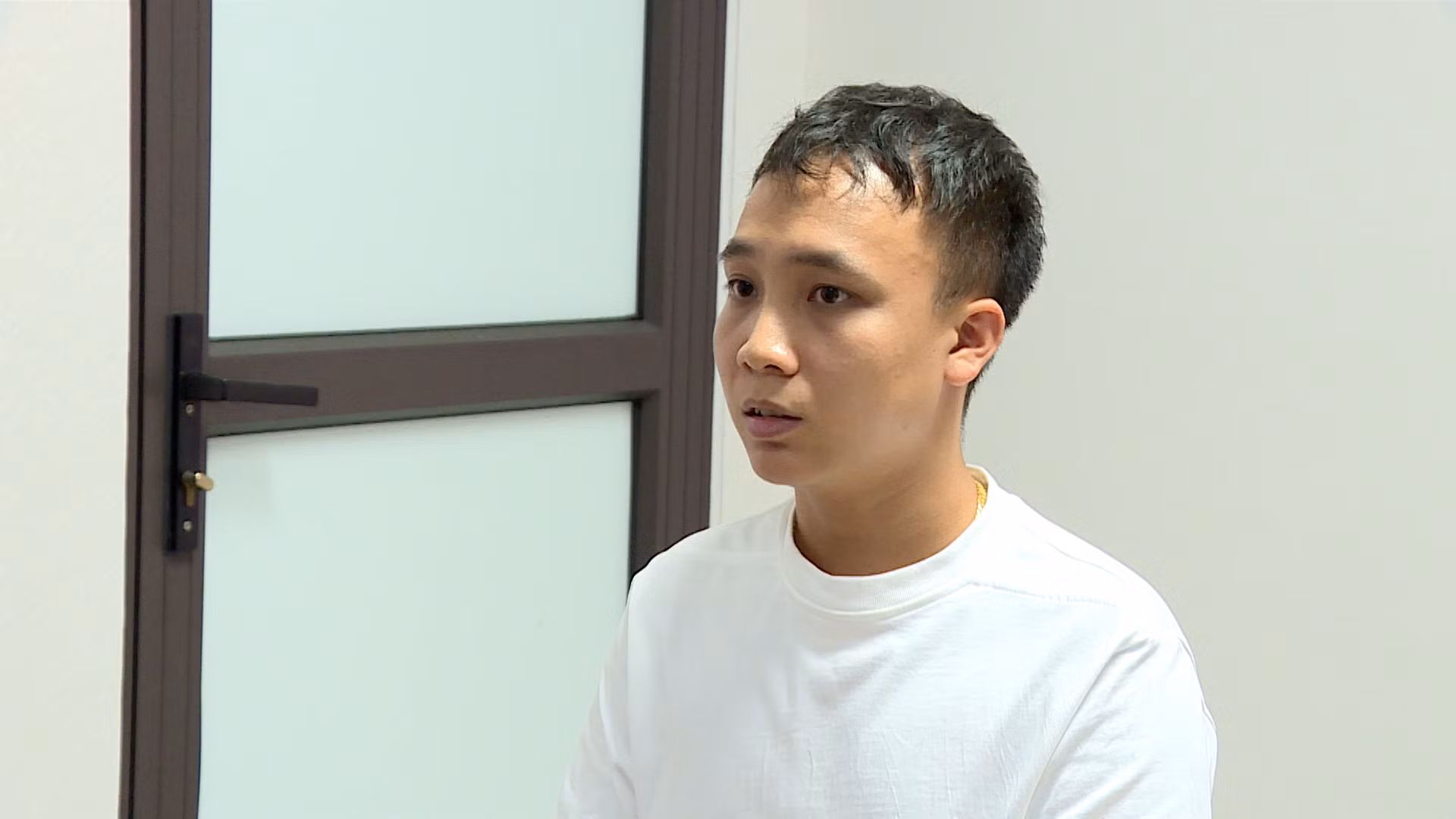 Quay cảnh ẩu đả trên đường, nam thanh niên bị tạm giữ -0