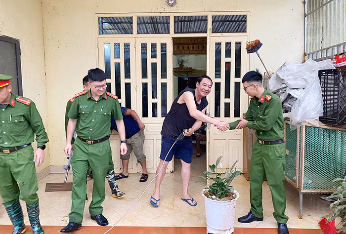 Công an phường Sa Pa giúp dân khắc phục hậu quả mưa lũ -1