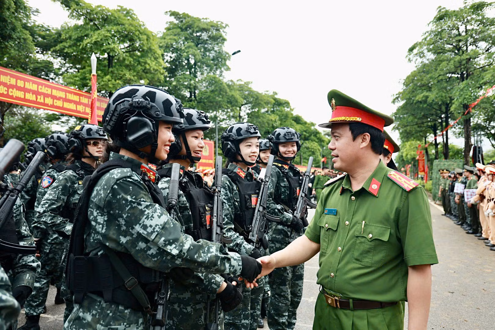 Học viện CSND tặng quà cho cán bộ, học viên các trường CAND tham gia khối diễu binh, diễu hành -0