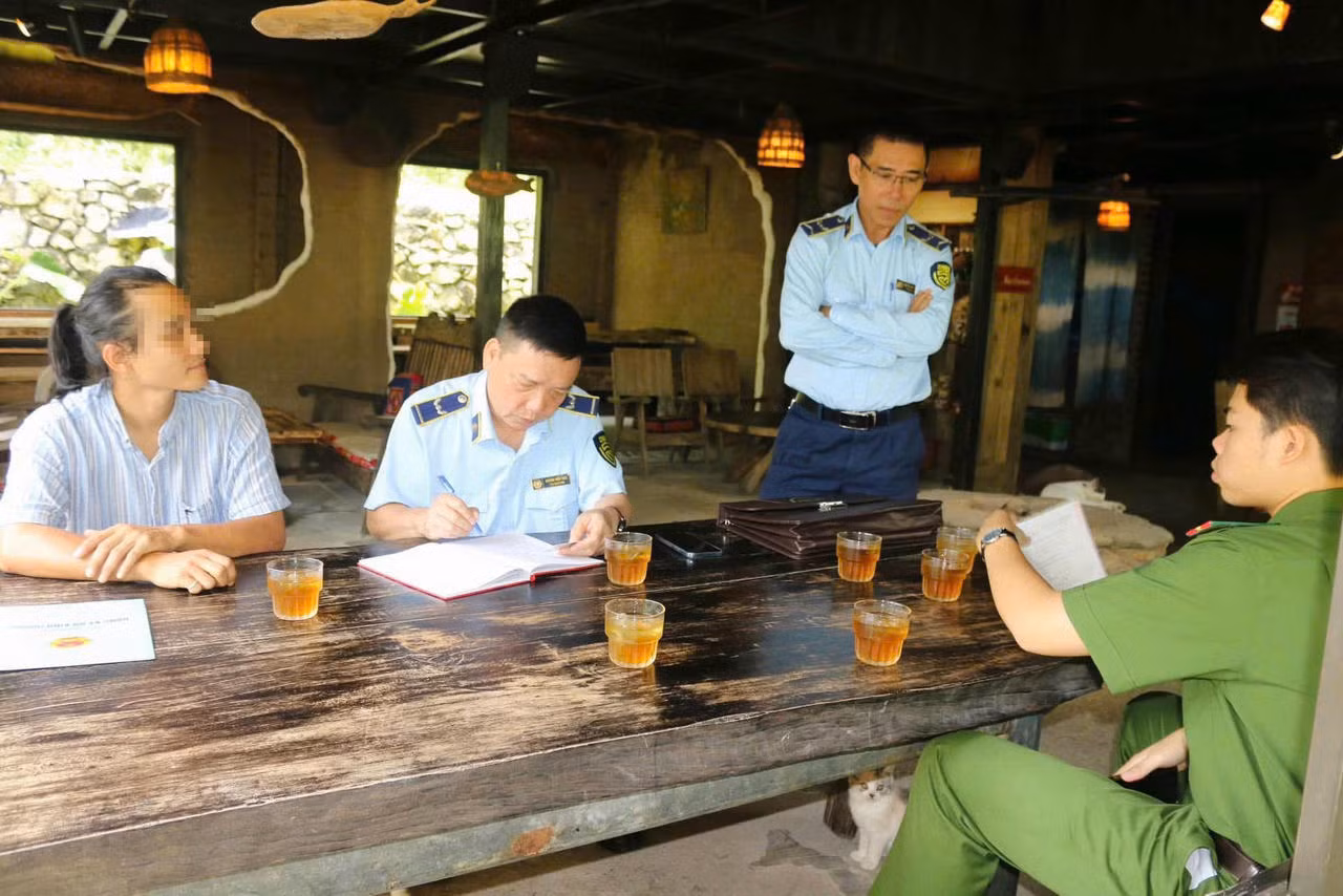 Cơ quan chức năng làm việc với chủ hộ kinh doanh bị du khách tố "chặt chém" một lít rượu mận 700.000 đồng.