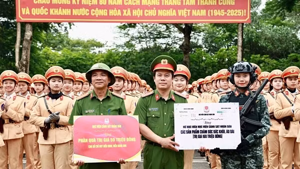 Học viện CSND thăm và tặng quà cán bộ, học viên tham gia diễu binh, diễu hành