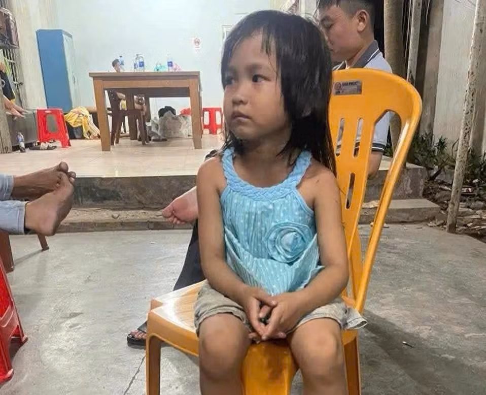Bé gái 4 tuổi đi lạc vào quán cà phê hơn một tuần chưa ai đến nhận -0