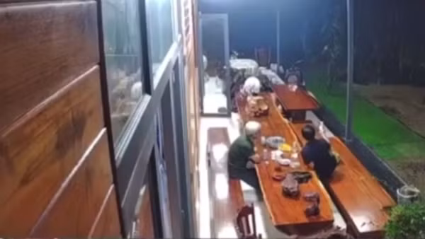 Người đàn ông bị bắn tử vong khi đang ngồi nhậu trước nhà