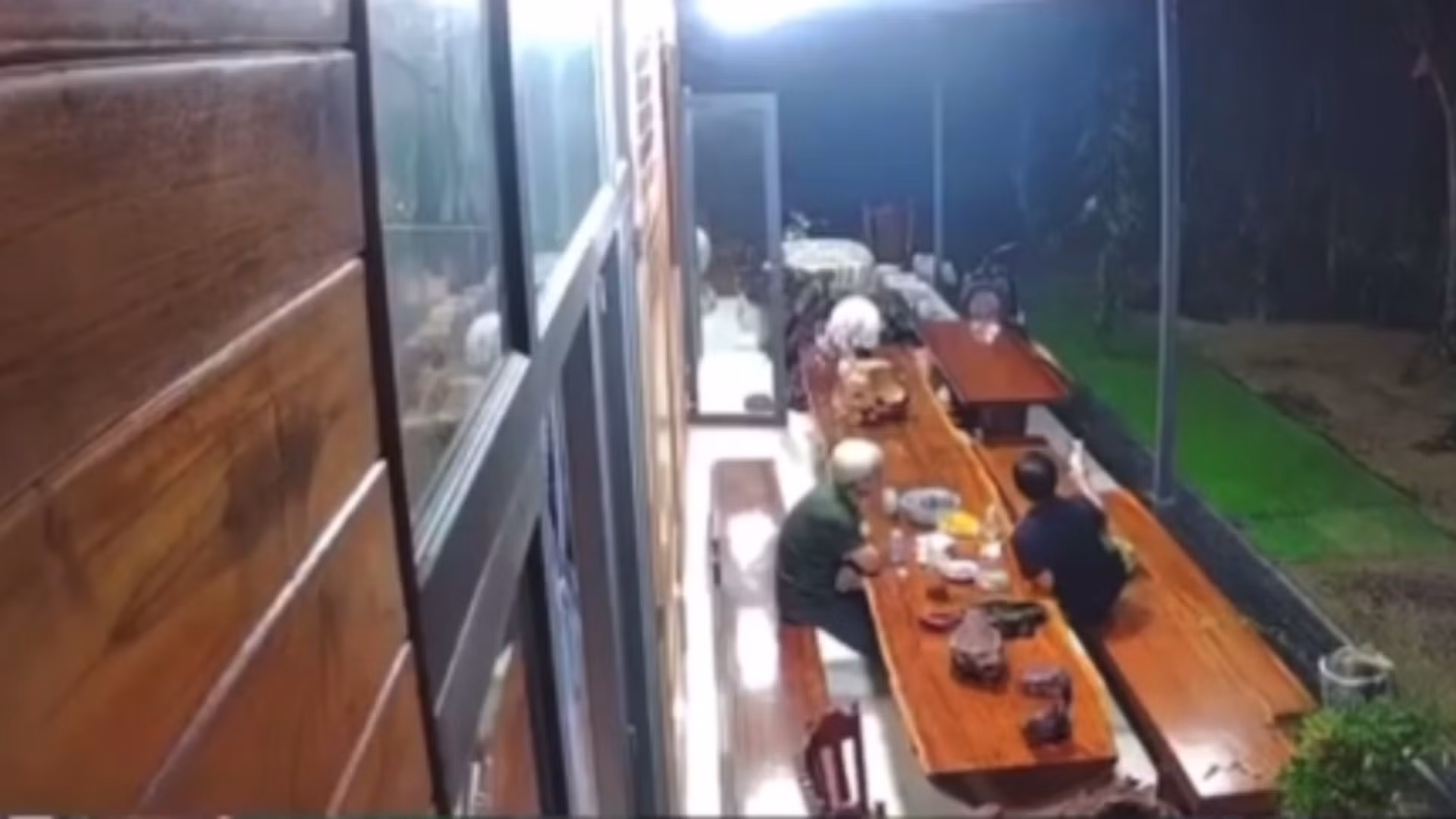 Người đàn ông nghi bị bắn tử vong bằng súng khi đang ngồi nhậu trước nhà -0