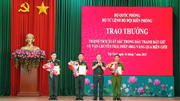 Khen thưởng các tập thể, cá nhân bắt vụ vận chuyển 18kg vàng