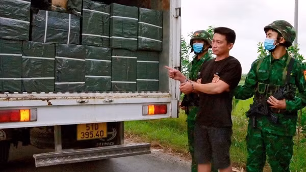 Dùng xe tải vận chuyển 45.000 gói thuốc lá lậu qua biên giới
