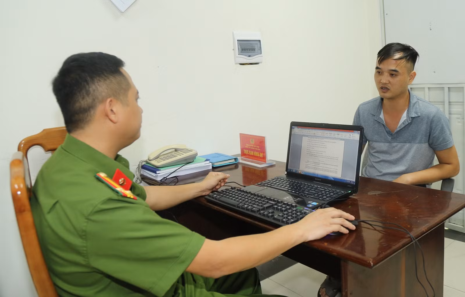 Quay cảnh ẩu đả trên đường, nam thanh niên bị tạm giữ -0