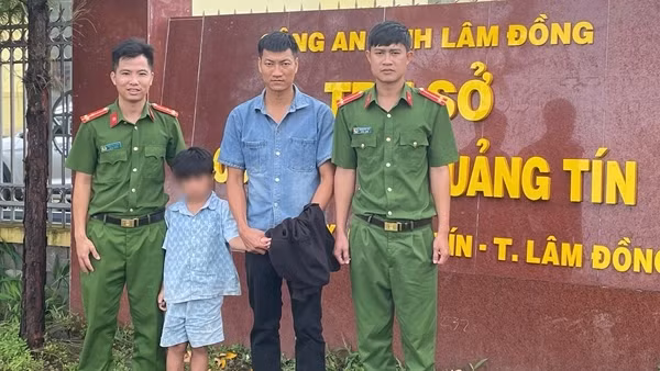 Công an xã giúp cháu trai bị lạc về với gia đình