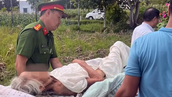Công an xã xuyên đêm tìm kiếm cụ bà đi lạc trong rừng