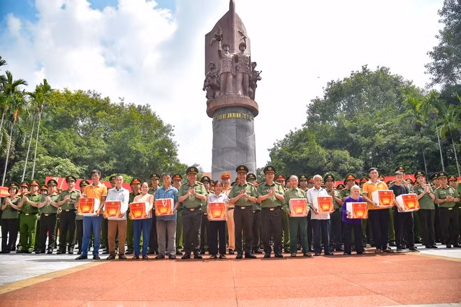 Công an Thủ đô về nơi cội nguồn thiêng liêng của lực lượng CAND -0