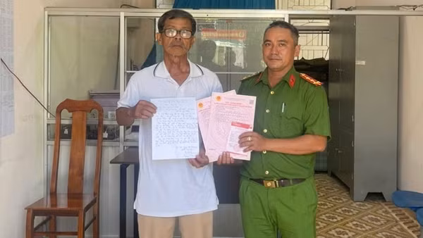 Nhặt được gần 150 triệu đồng, nhờ Công an xã tìm trao lại cho người đánh rơi