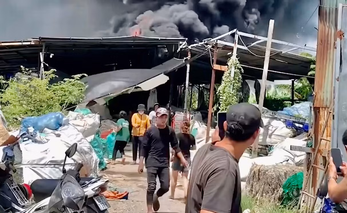 Cảnh sát ngâm mình liên tục dưới mương nước để lấy nước chữa cháy vựa ve chai -0