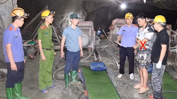 Công an tỉnh Sơn La xuyên rừng, vượt suối truy quét “vàng tặc”
