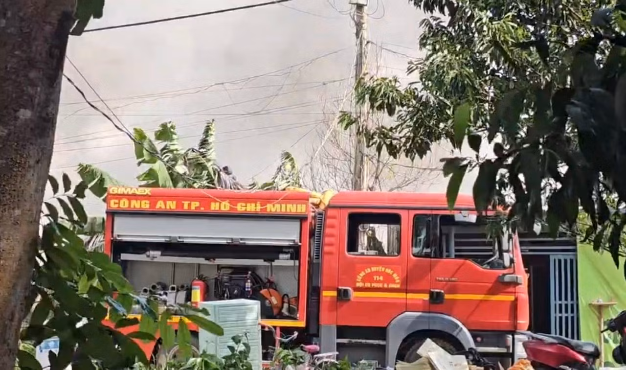 Cảnh sát ngâm mình liên tục dưới mương nước để lấy nước chữa cháy vựa ve chai -0