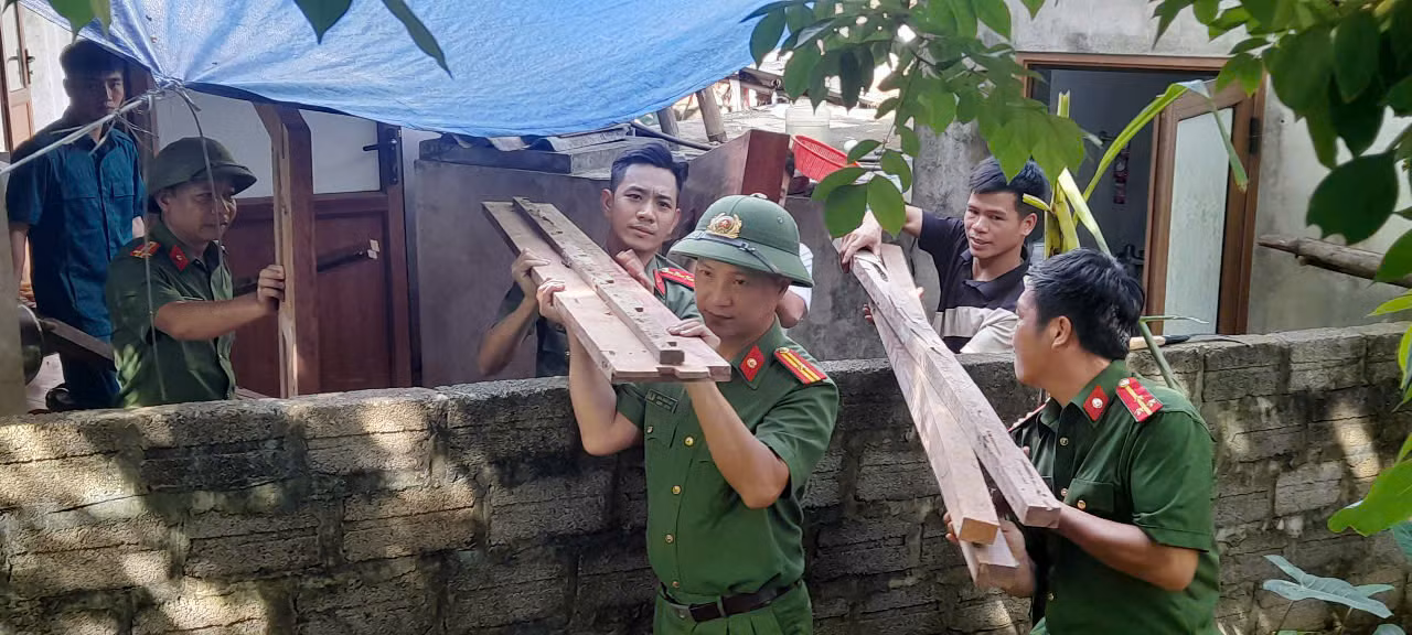 Công an xã Mường Hoa di dời khẩn cấp người dân&nbsp;khỏi khu vực sạt lở nguy hiểm -0