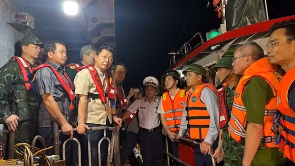 Phó Thủ tướng Trần Hồng Hà trực tiếp chỉ đạo tìm kiếm nạn nhân vụ đắm tàu du lịch