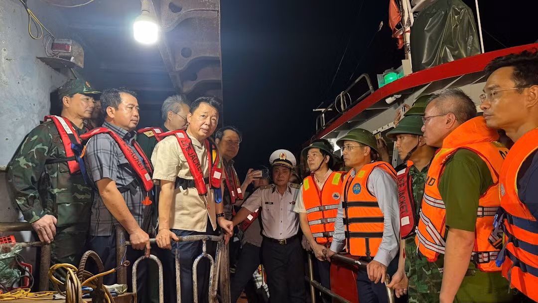 Phó Thủ tướng Trần Hồng Hà trực tiếp chỉ đạo tìm kiếm nạn nhân vụ đắm tàu du lịch -0