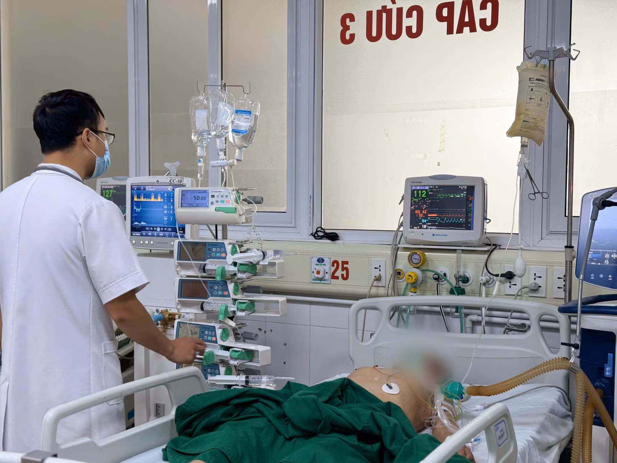 Liệt tứ chi sau khi tiêm thuốc giảm đau vai gáy ở phòng khám tư -0