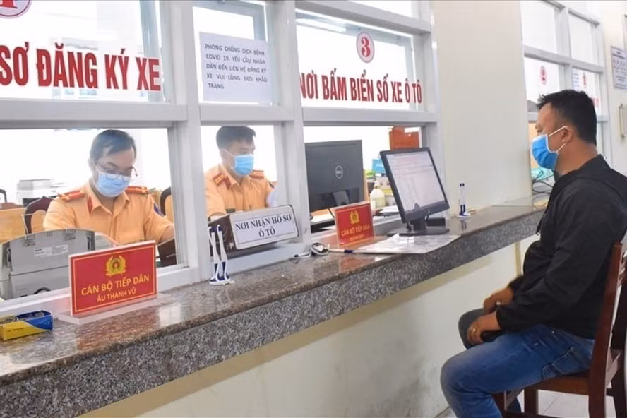 Còn khoảng 15.000 phương tiện chưa làm thủ tục đổi đăng ký xe -0