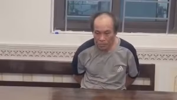 Cảnh sát phá cửa sắt, khống chế kẻ hung hãn chém vợ