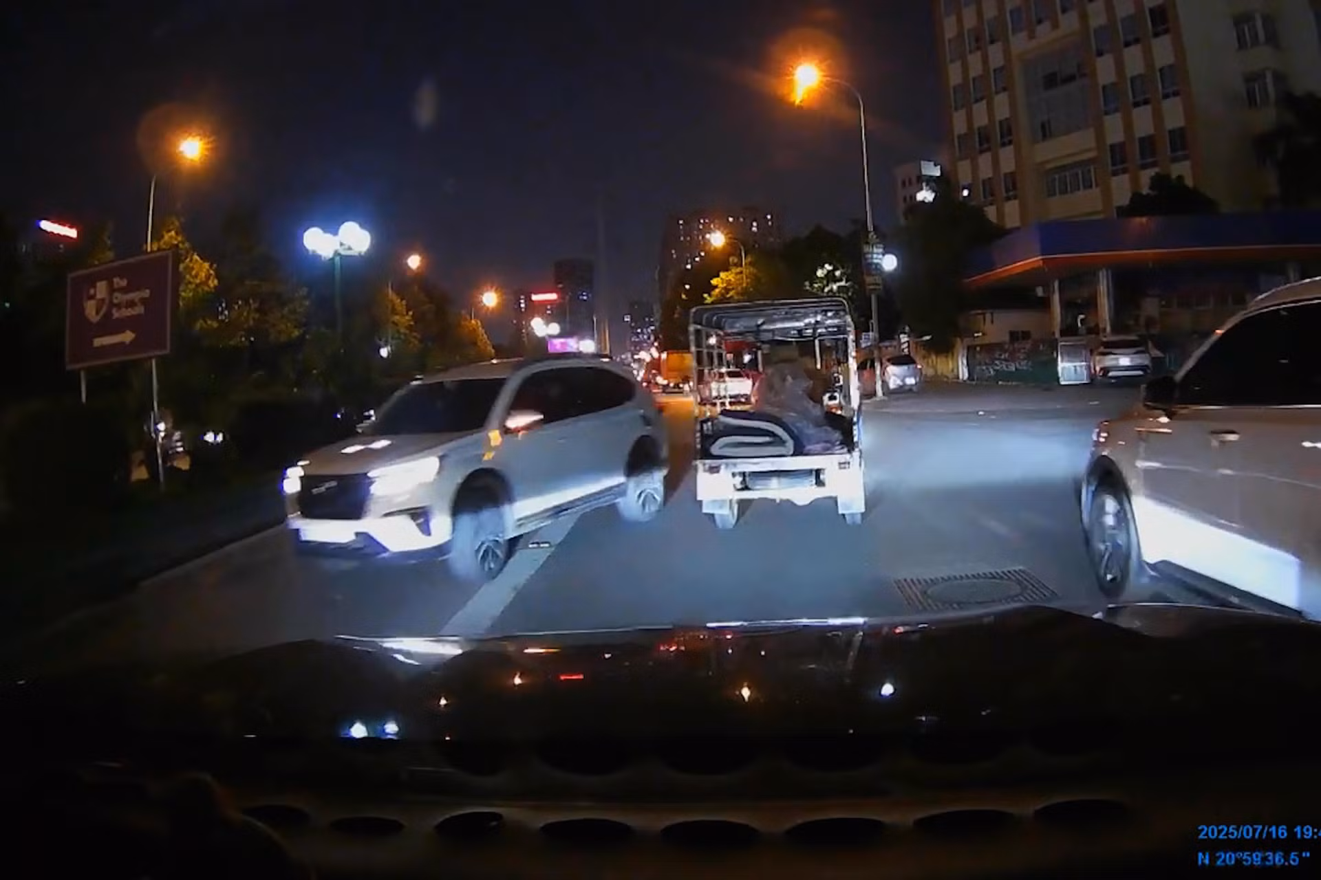 Trước khi gây tai nạn liên hoàn, tài xế ô tô đã chạy ngược chiều nguy hiểm -0