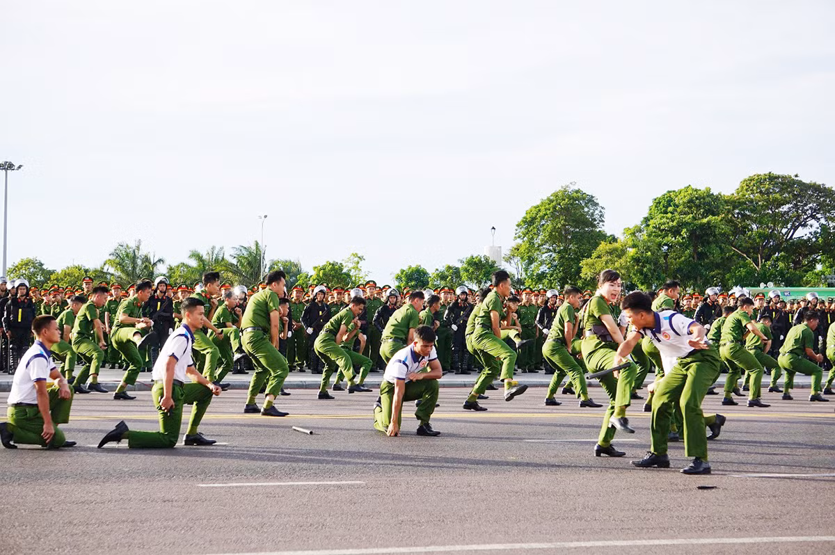 Màn võ thuật ấn tượng ngày ra quân đợt cao điểm tấn công trấn áp tội phạm -1