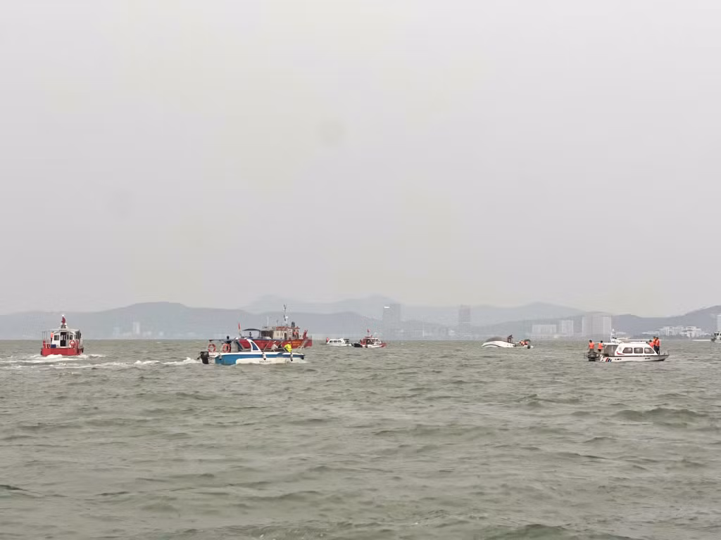 Nhiều du khách đang mất tích trên vịnh Hạ Long -0
