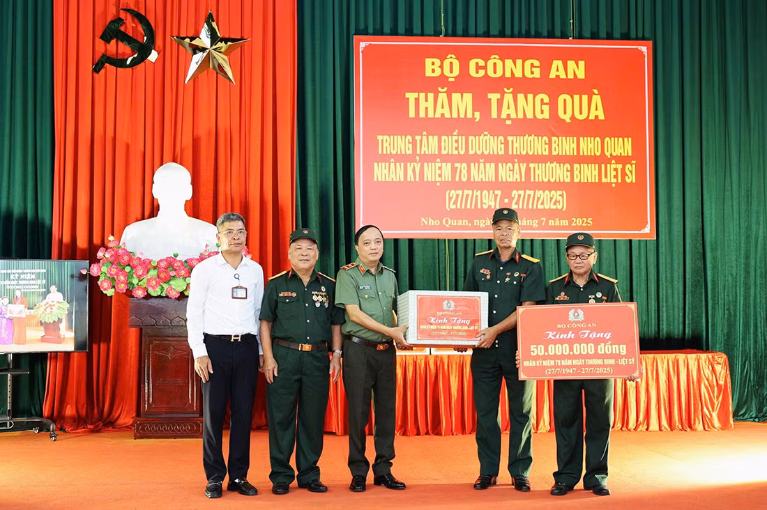 Bộ Công an thăm, tặng quà Trung tâm điều dưỡng thương binh Nho Quan -0