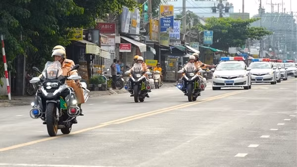 Công an Đồng Tháp ra quân thực hiện cao điểm đảm bảo TTATGT