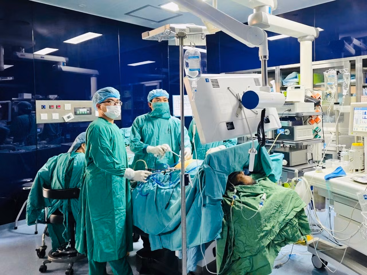 Cụ ông cao tuổi nhất thế giới mắc ung thư tuỵ được phẫu thuật nội soi thành công -0