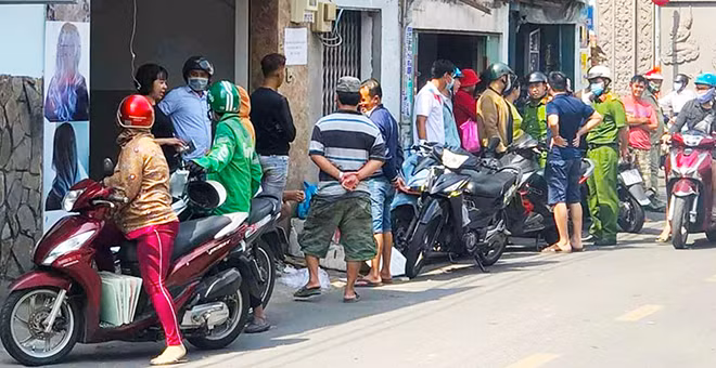 Lực lượng Công an kịp thời xử lý một vụ dàn cảnh để cướp trên đường phố.