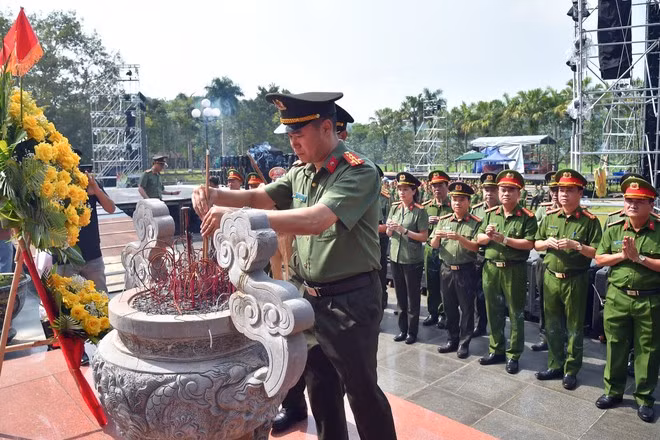 Công an Thủ đô về nơi cội nguồn thiêng liêng của lực lượng CAND -0