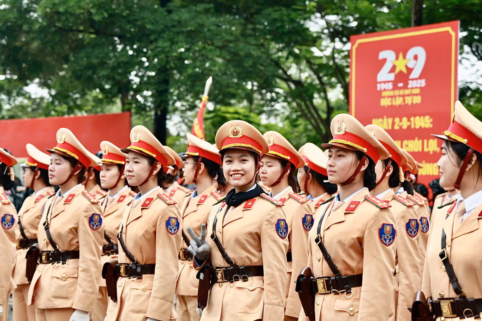Học viện CSND tặng quà cho cán bộ, học viên các trường CAND tham gia khối diễu binh, diễu hành -0