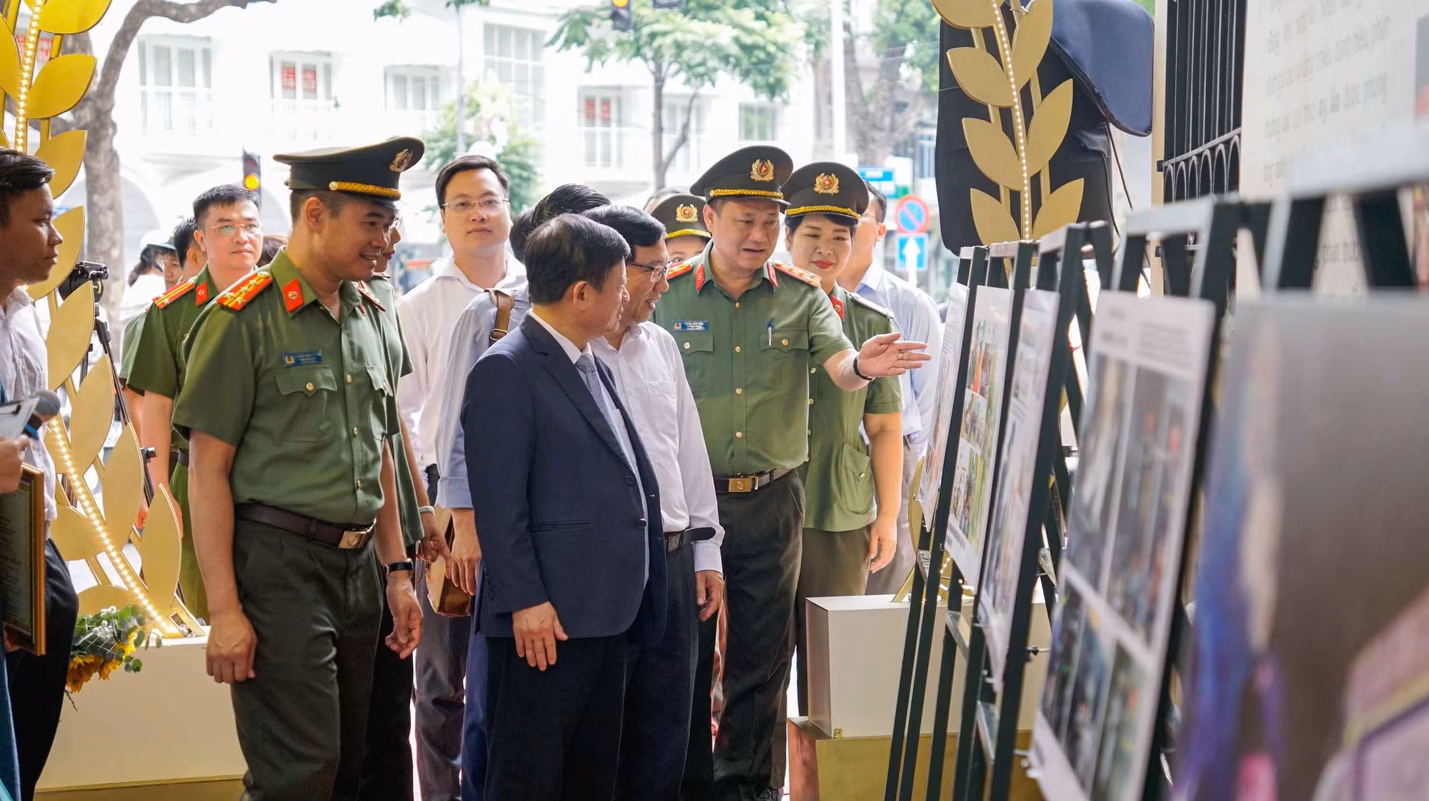 Trao giải cuộc thi ảnh “Hình tượng Người chiến sĩ Công an Thủ đô bản lĩnh, nhân văn, vì nhân dân phục vụ” -0