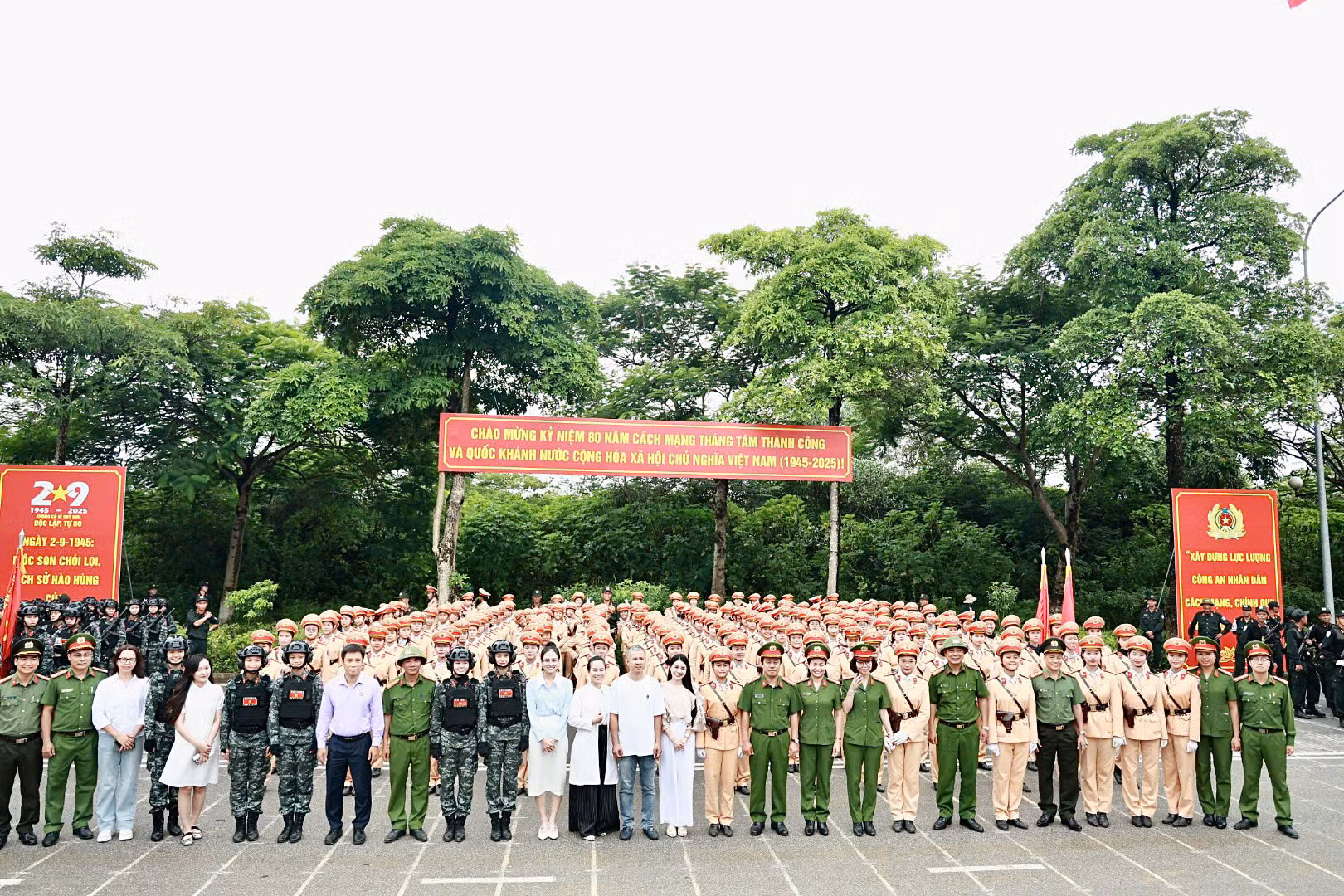 Học viện CSND tặng quà cho cán bộ, học viên các trường CAND tham gia khối diễu binh, diễu hành -0