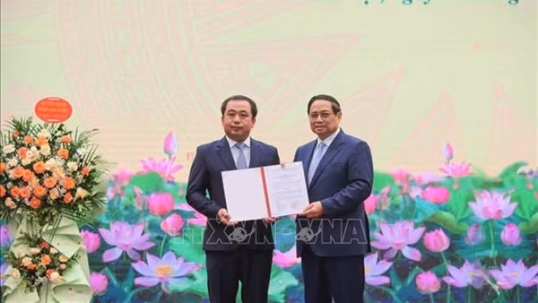 Thủ tướng trao Quyết định bổ nhiệm quyền Bộ trưởng Bộ Nông nghiệp và Môi trường