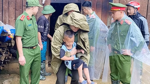 Công an phường Sa Pa giúp dân khắc phục hậu quả mưa lũ