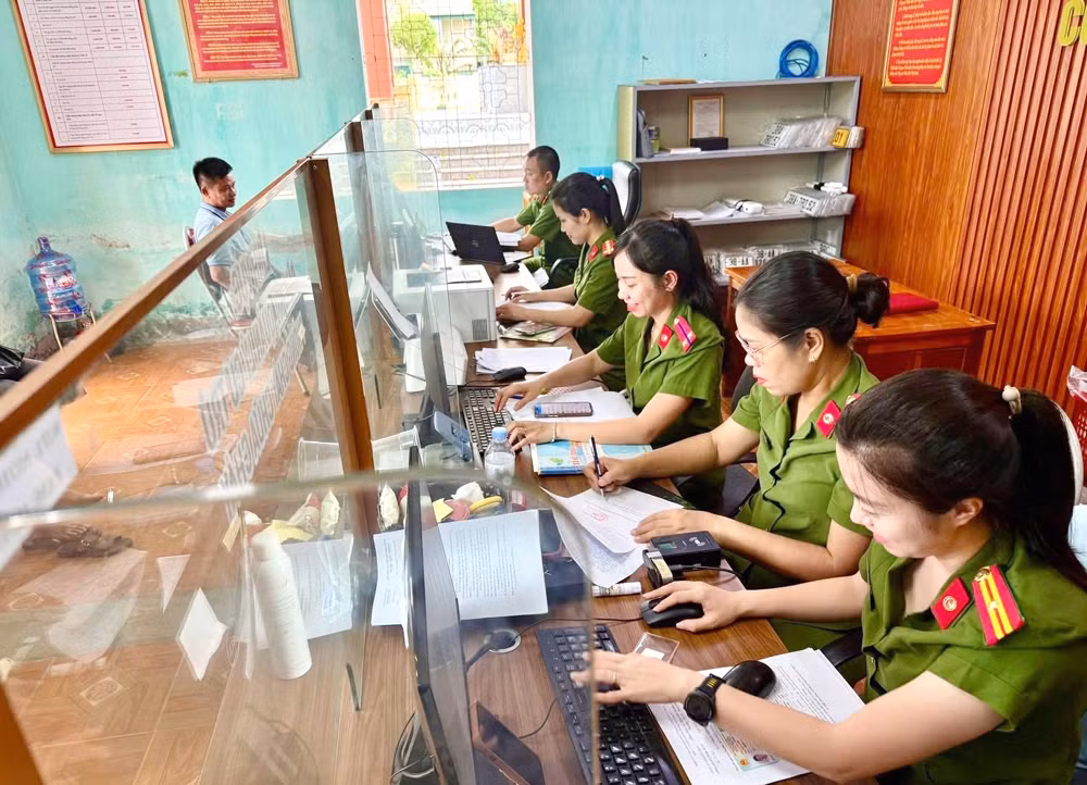 Người dân phấn khởi đăng ký xe tại Công an xã -0