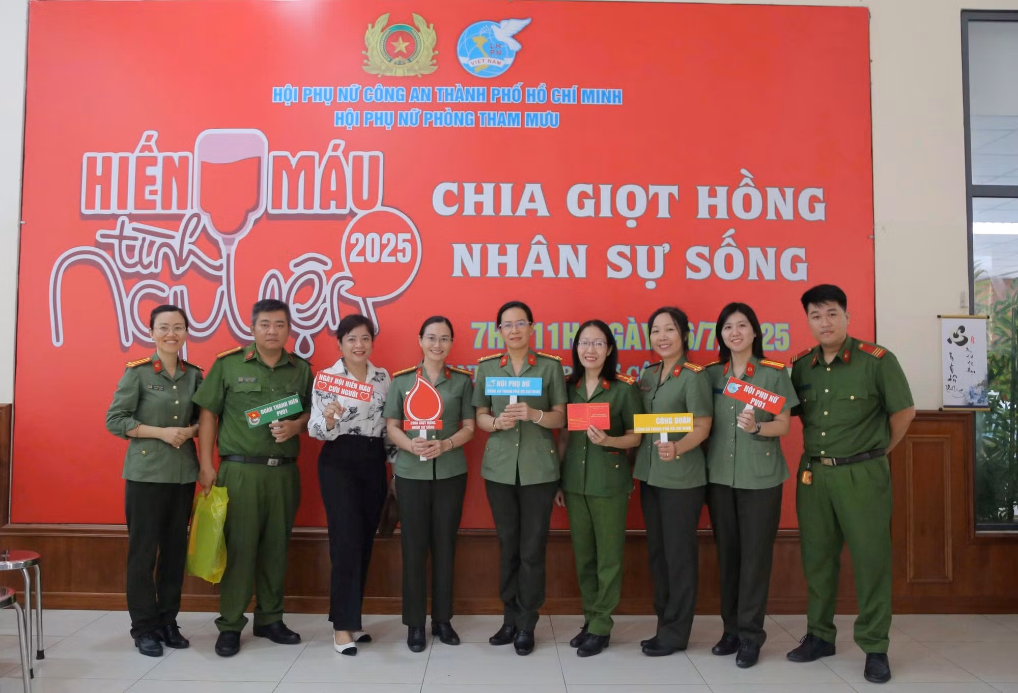 Cán bộ chiến sĩ Công an TP Hồ Chí Minh “Chia giọt hồng - Nhân sự sống” -0