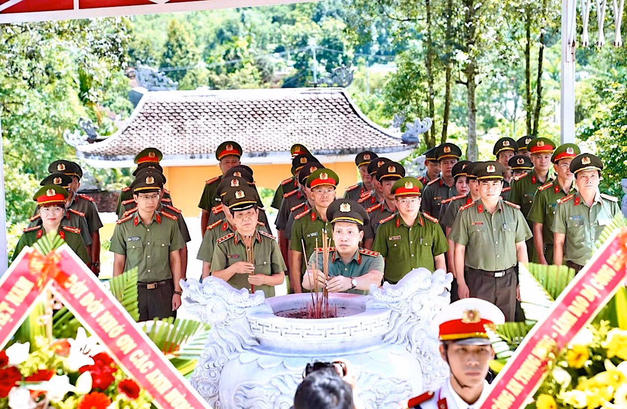 Đoàn công tác Bộ Công an thăm Khu di tích An ninh Khu 5 và người có công tại Đà Nẵng -0